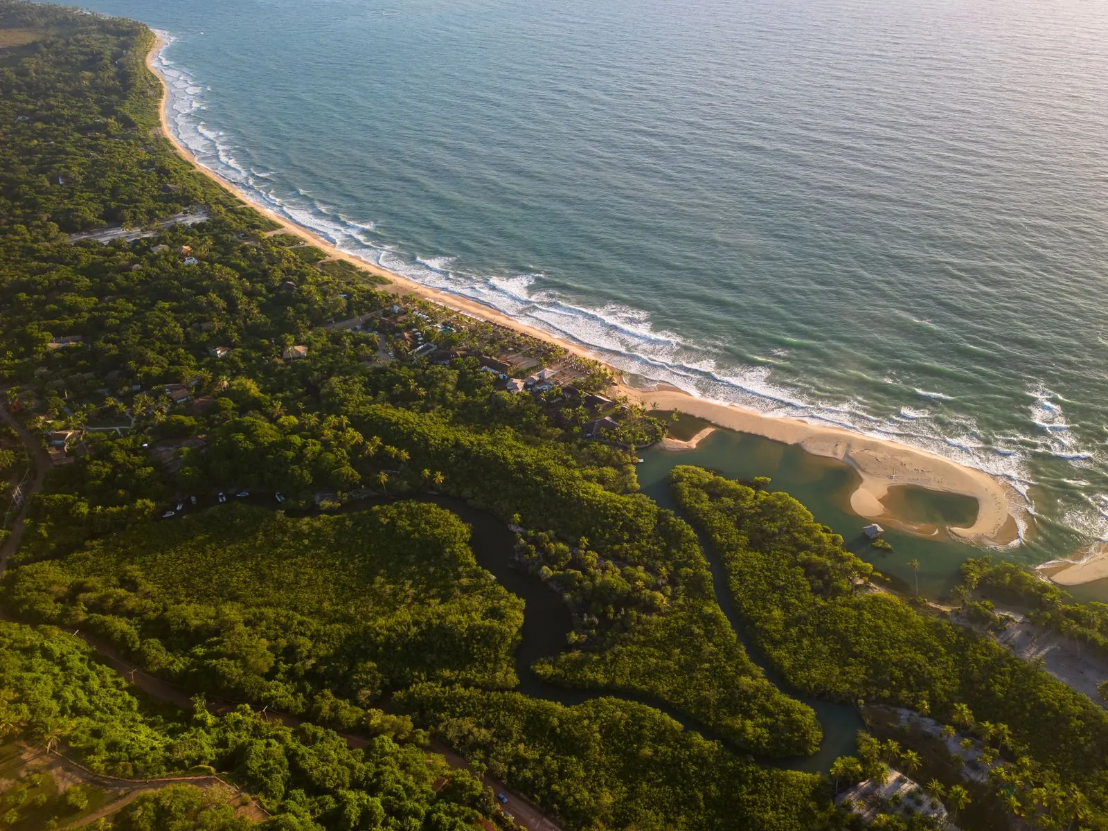 Vista aérea da costa de Trancoso na Bahia