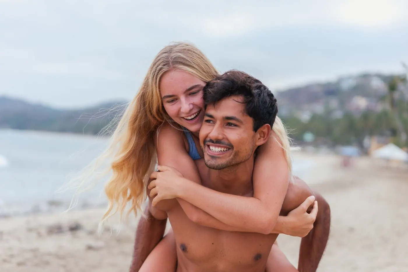 Casal aproveitando a viagem na praia com tranquilidade