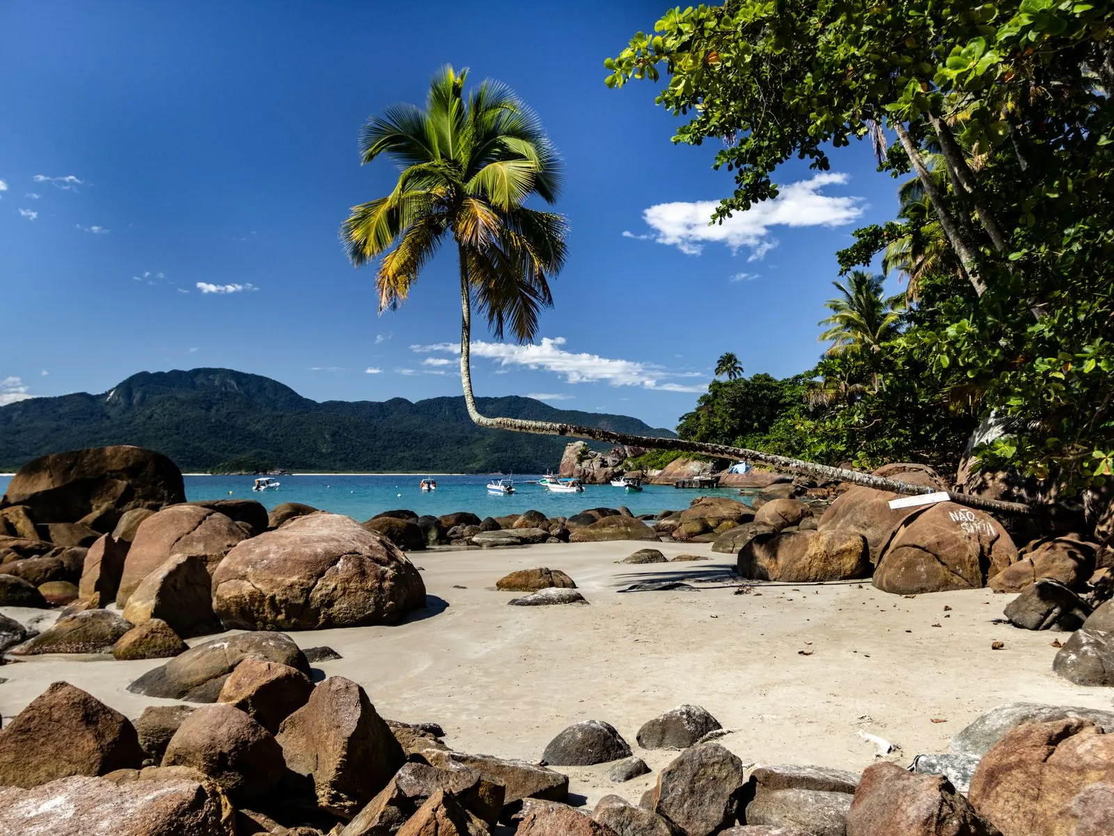 Praia do Espelho com falésias e mar turquesa