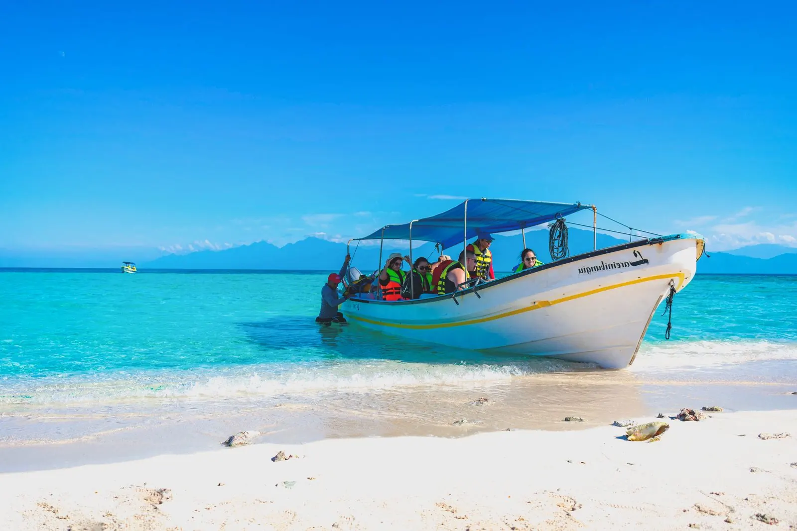 Passeio de barco pelo litoral da Bahia